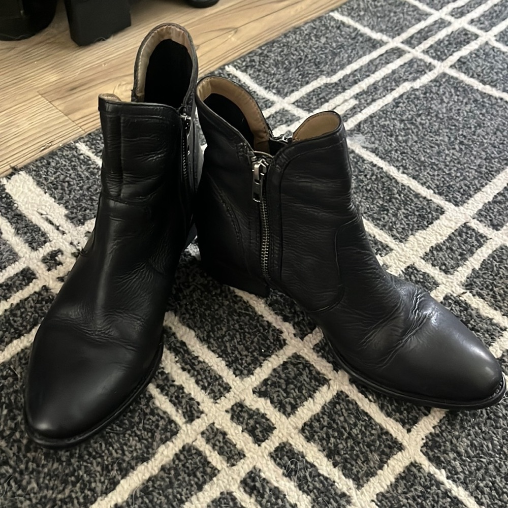 Seychelles 'Lucky Penny' Black Leather Double Zip Ankle Boot Women's. Size 8